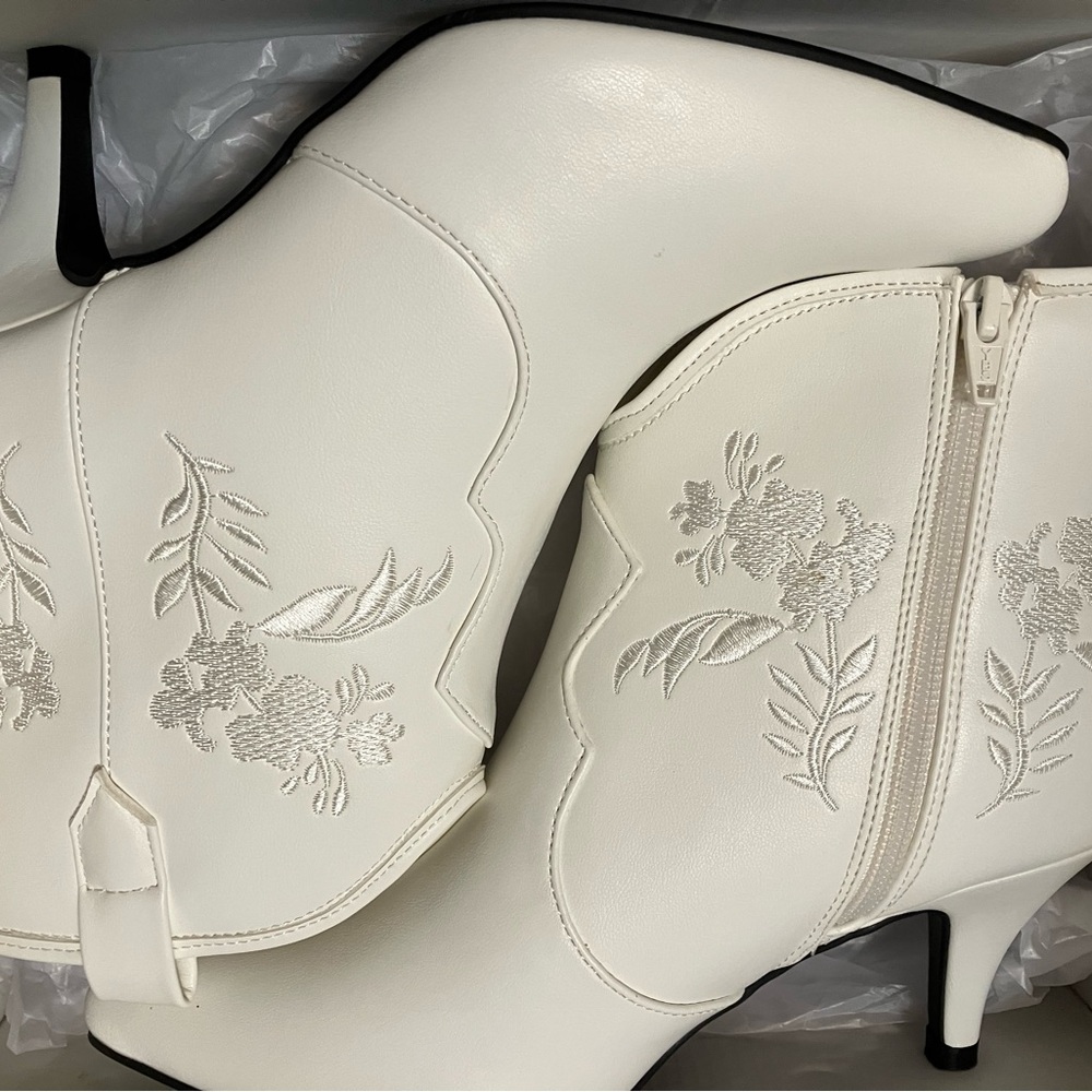 Cato White Heeled Boots with Floral Embroidery